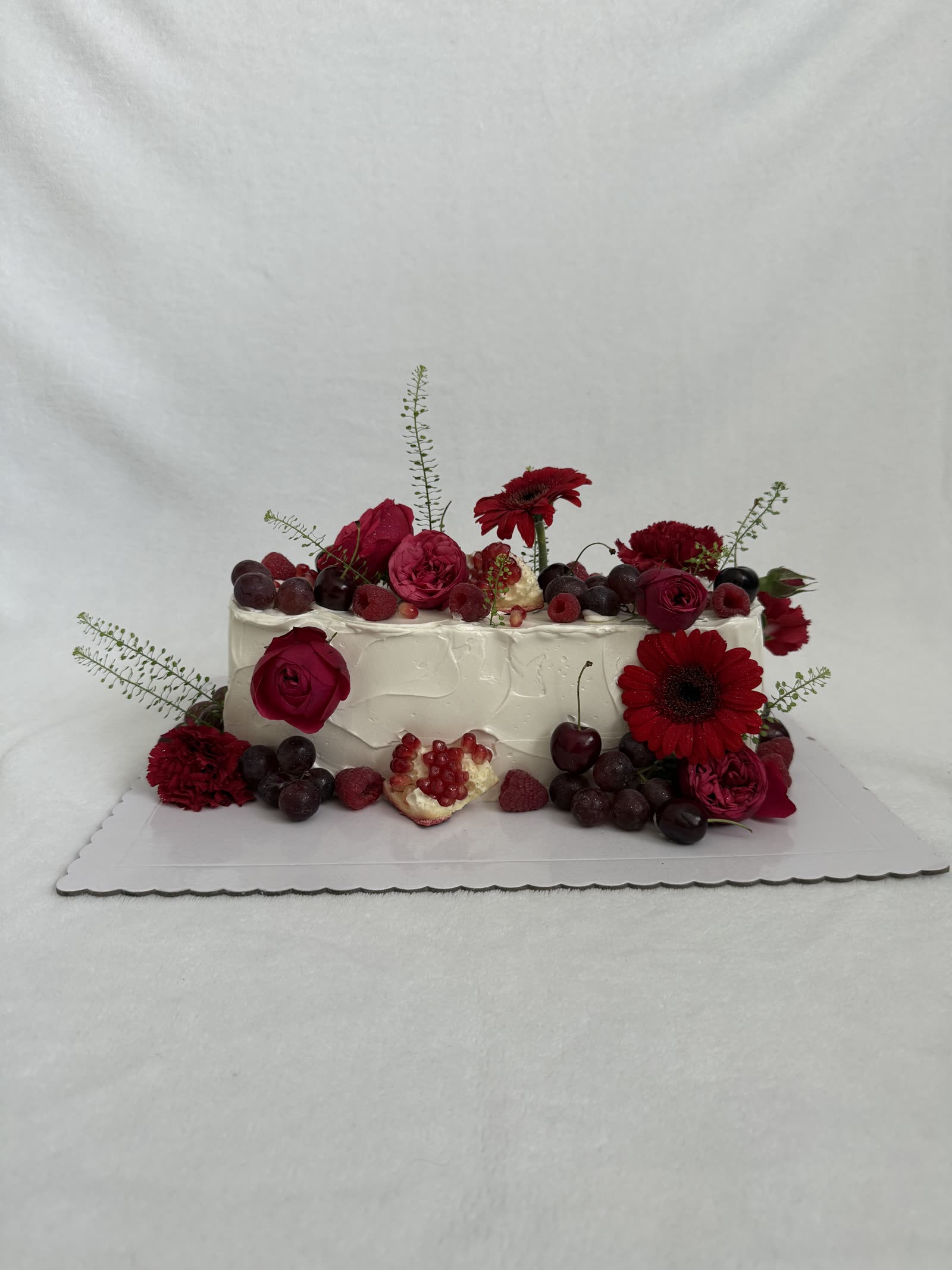 Rote Rosen- und Beeren-Logtorte
