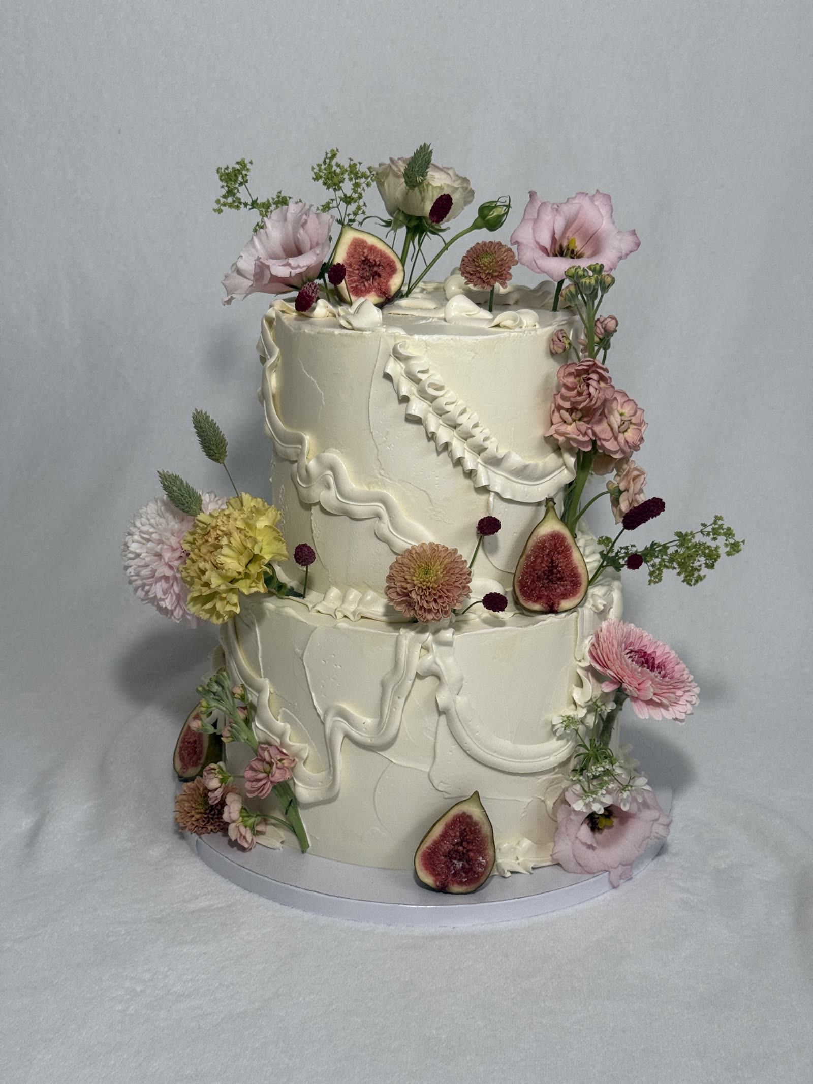 Ivory-Torte mit Feigen und Pastellblüten